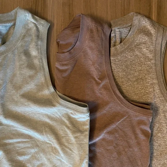 Vuori Energy long Tank Top lot of 3 M - Picture 2 of 5